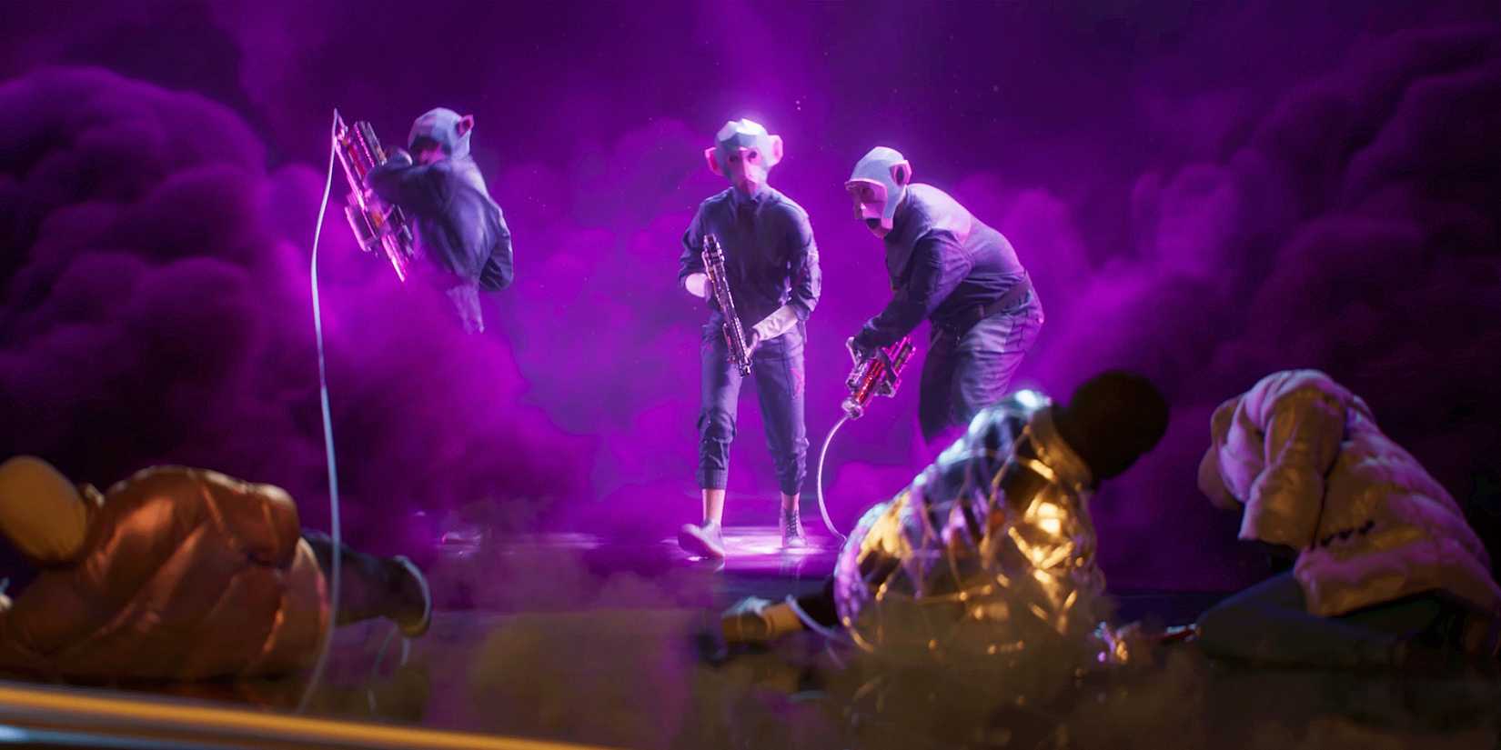 Tre personaggi con maschere da scimmia emergono dal fumo rosa durante il gameplay di Fairgames.