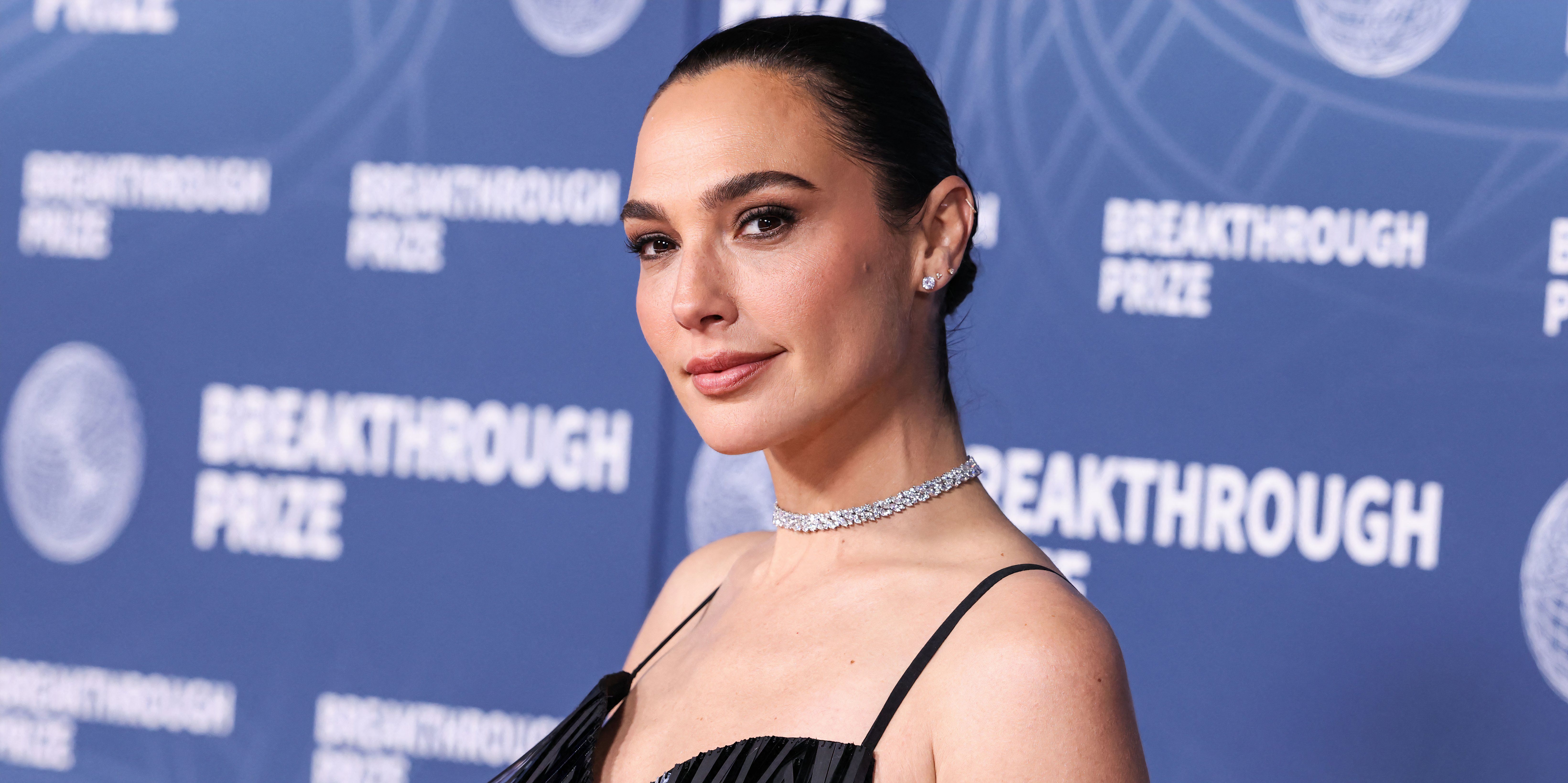 Gal Gadot emocionada no tapete vermelho