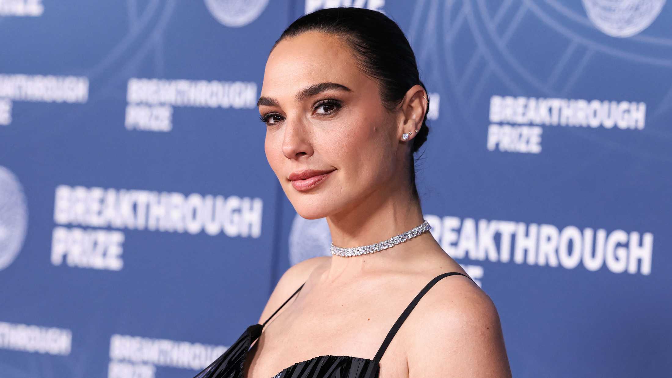 Gal Gadot emocionada no tapete vermelho