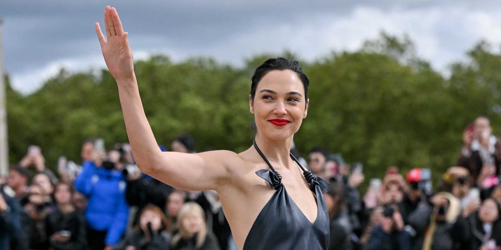 Gal Gadot sorrindo e acenando