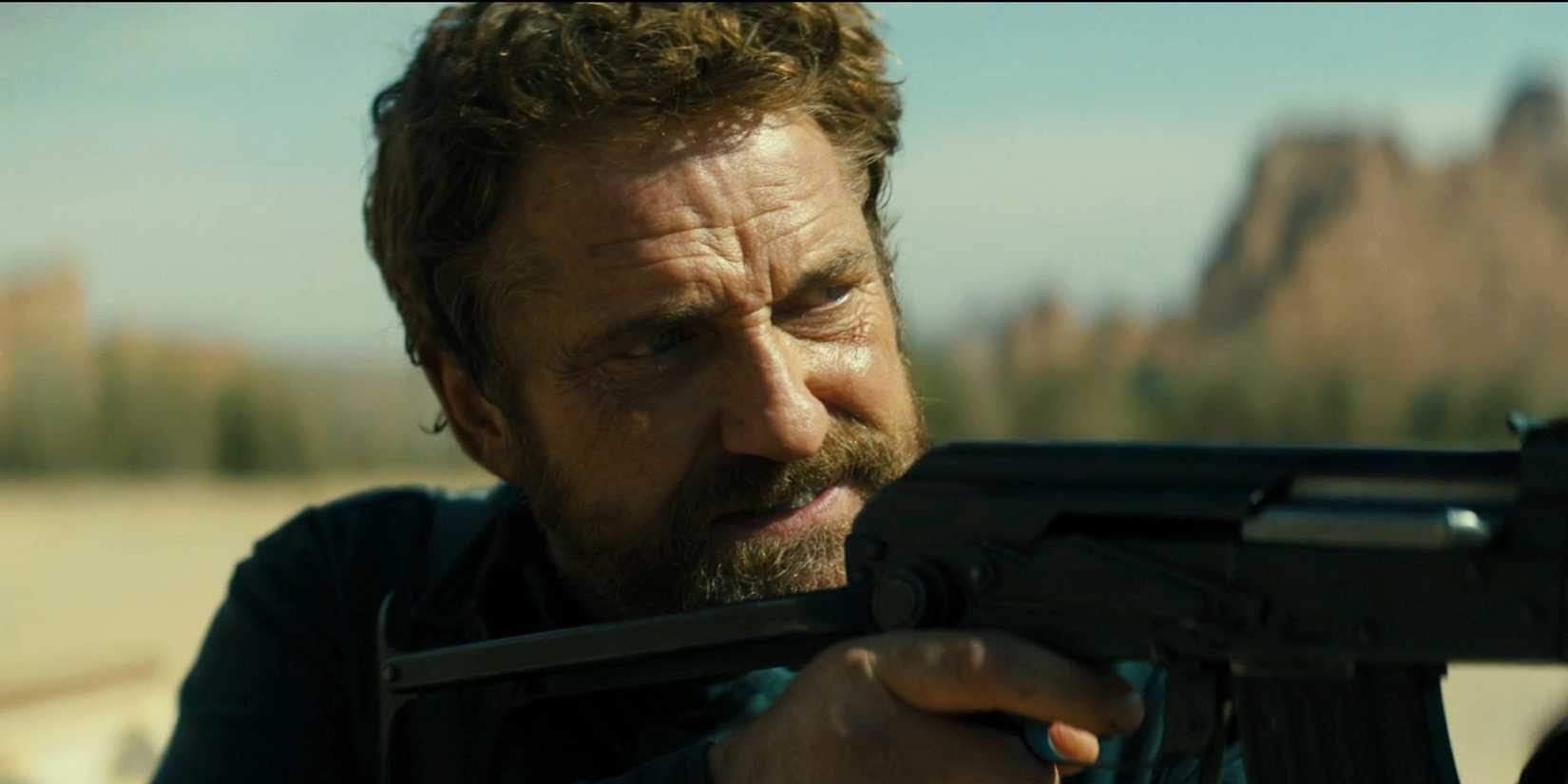 Gerard Butler aiming a rifle as Tom Harris in Kandahar