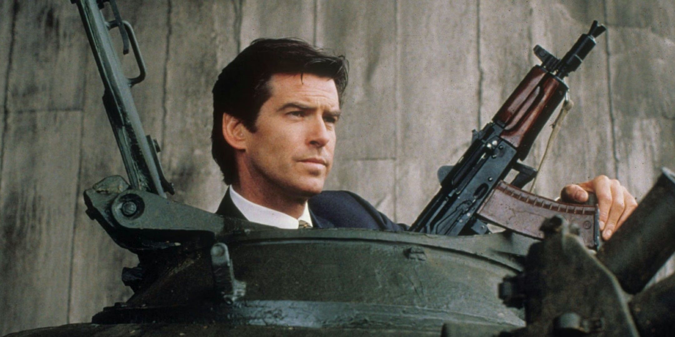 Glen Powell zavrnil vlogo Jamesa Bonda, Piers Brosnan razmišlja o vrnitvi.