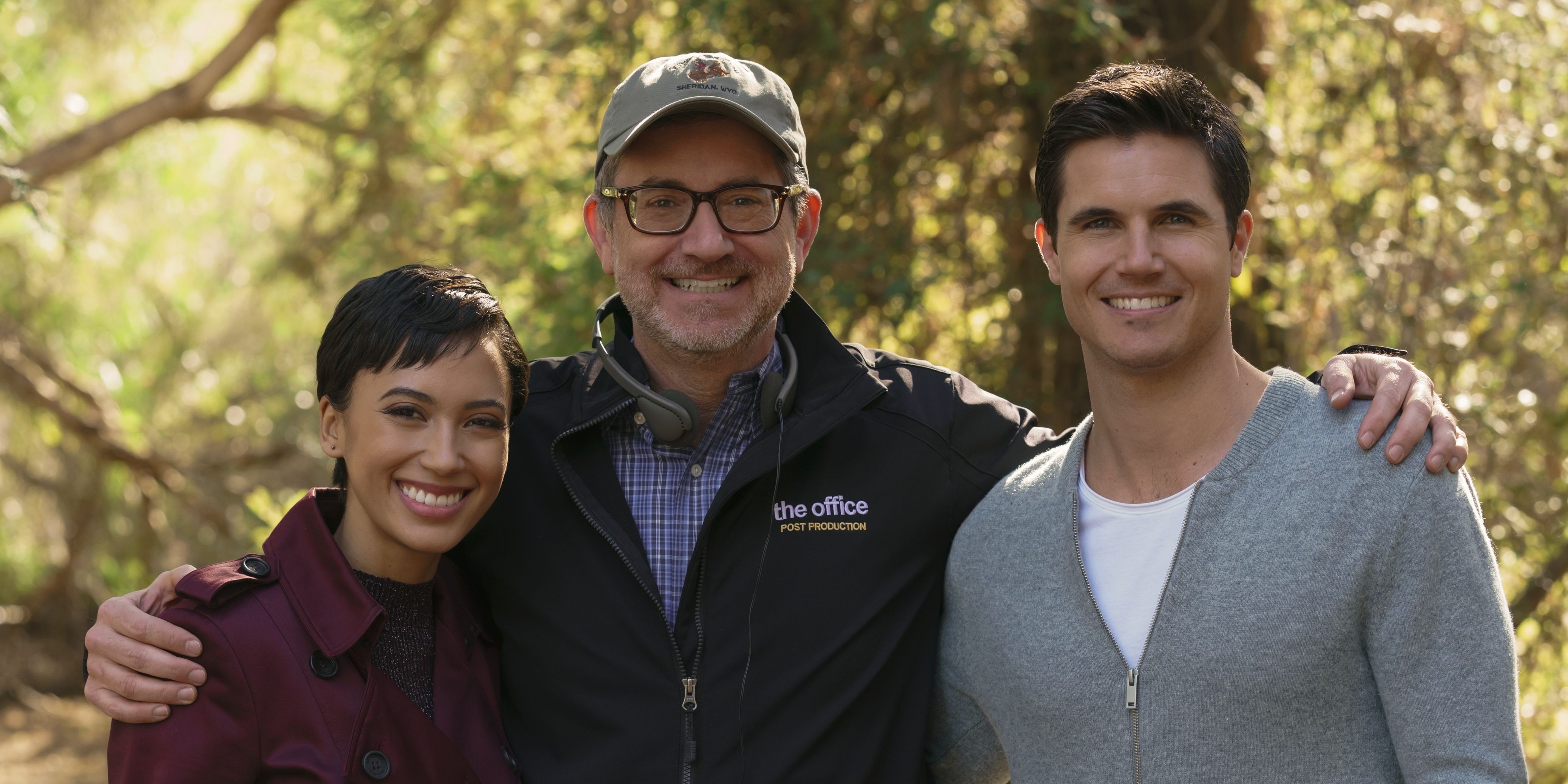 Greg Daniels, Robbie Amell e Andy Allo dietro le quinte di Upload