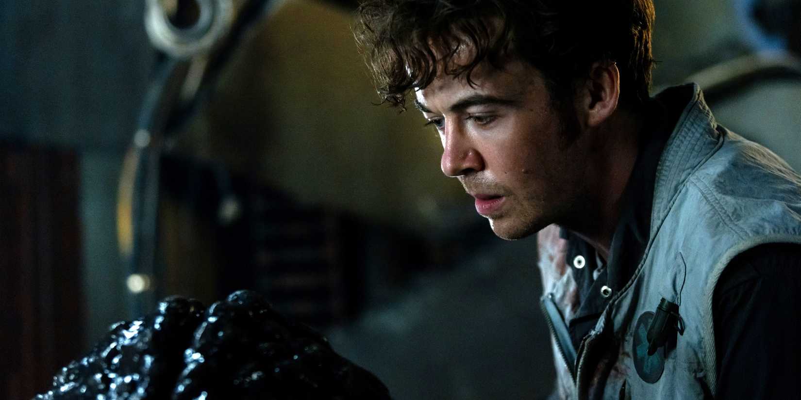 Hermit (Alex Lawther) looking at a Xenomorph egg in Alien: Earth