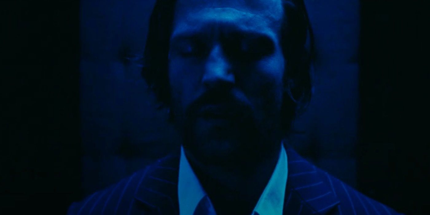 Jake (Jason Statham) intrappolato nell'ascensore in Revolver