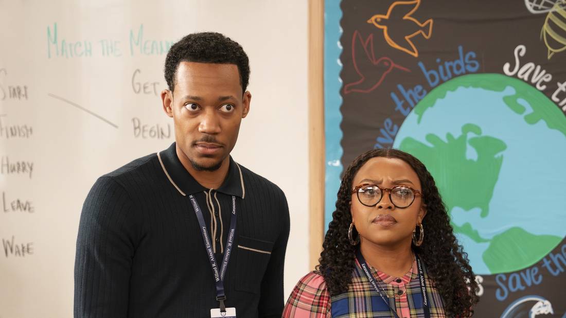 Janine e Gregory em uma sala de aula de Abbott Elementary