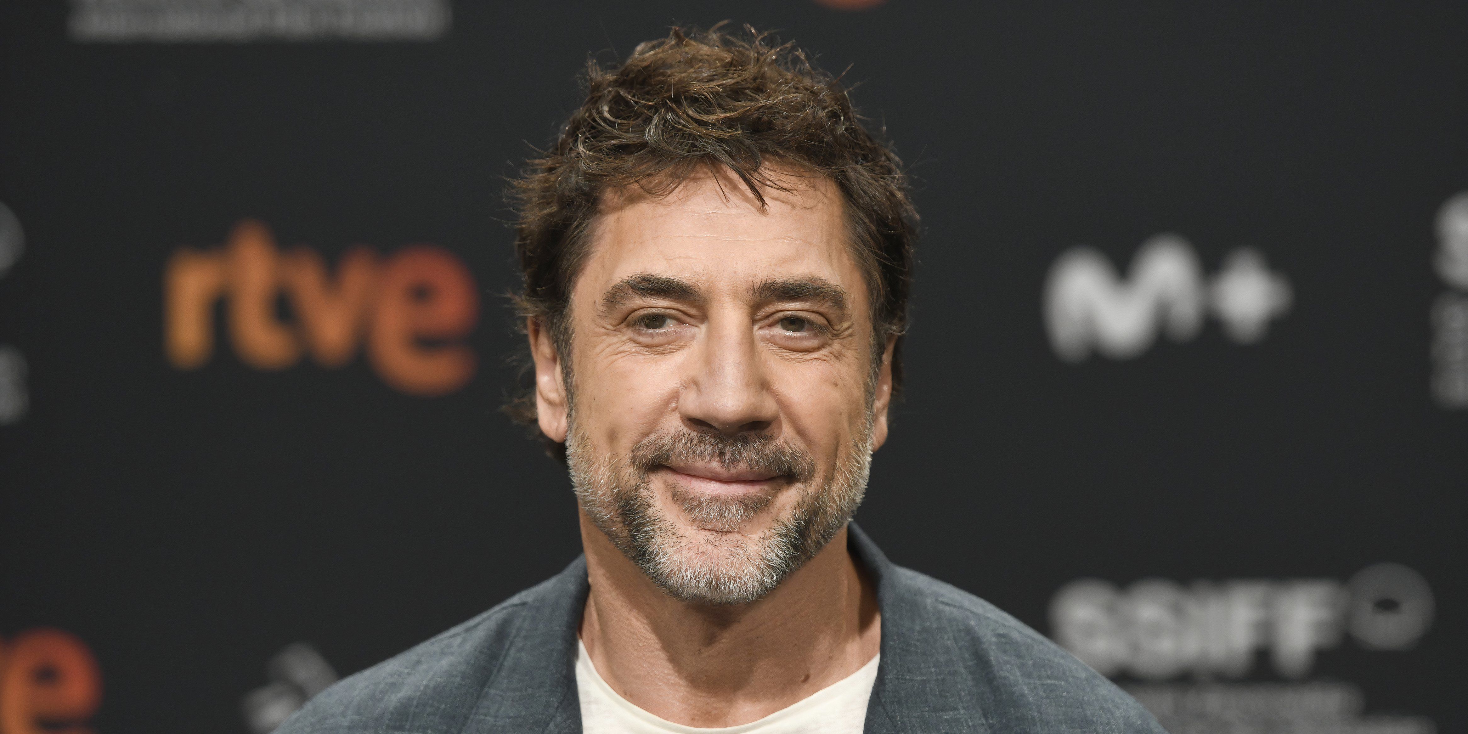 Javier Bardem sorridente sul red carpet
