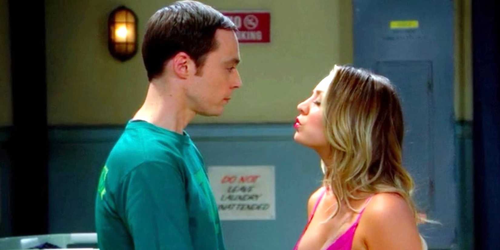 Sheldon com semblante sério enquanto Penny tenta beijá-lo