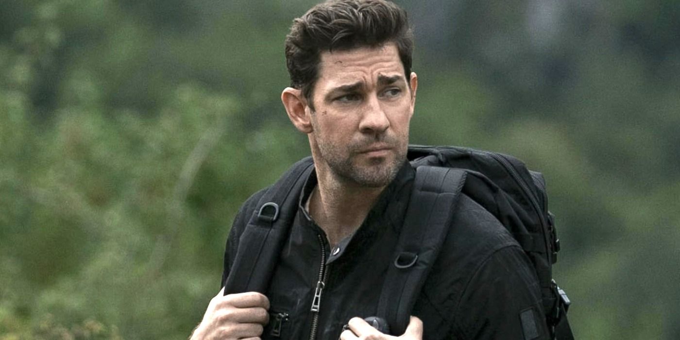 John Krasinski con zaino nei panni di Jack Ryan