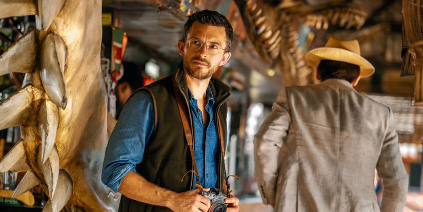 Jonathan Bailey around fossils in Jurᴀssic World Rebirth