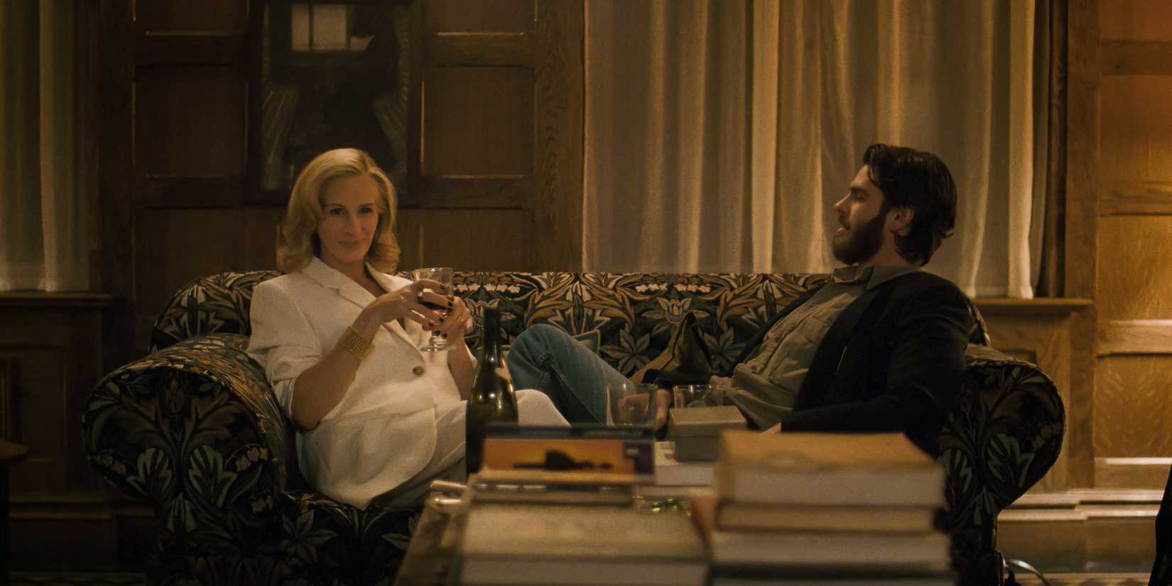 Julia Roberts and Andrew Garfield in After the Hunt