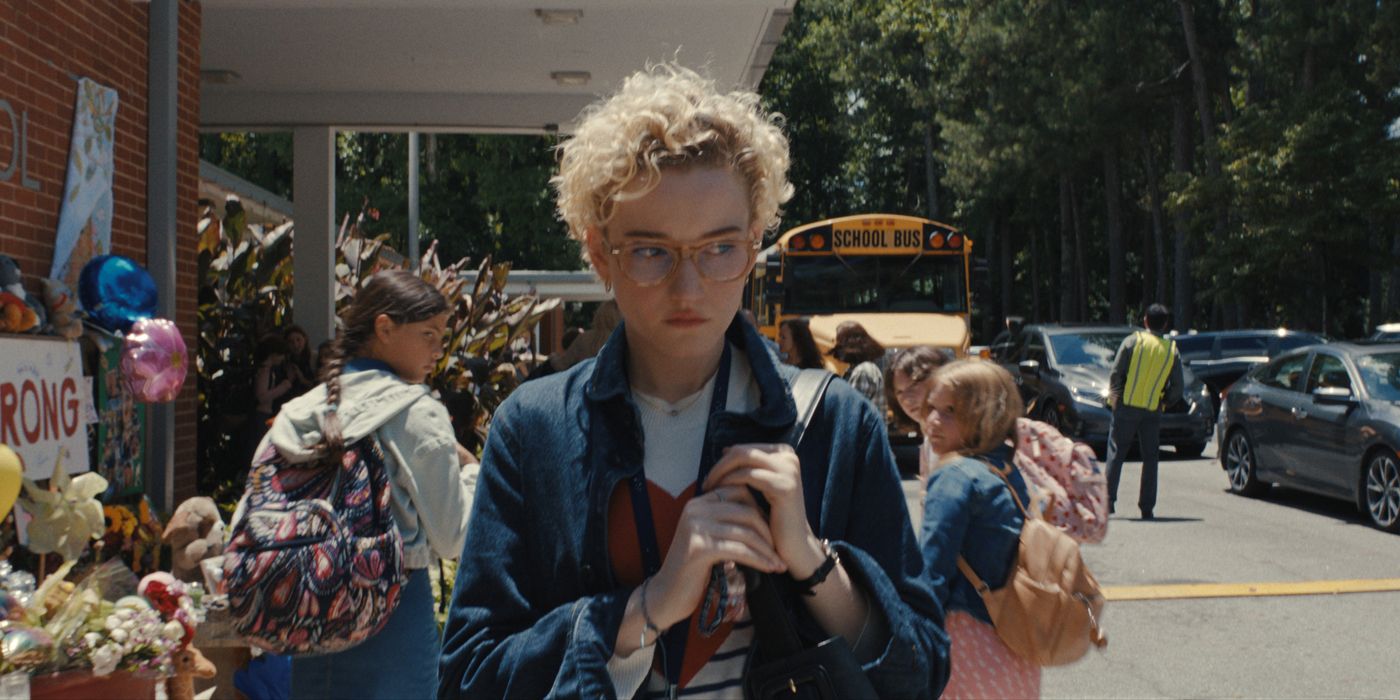 Julie Garner davanti a una scuola in Weapons