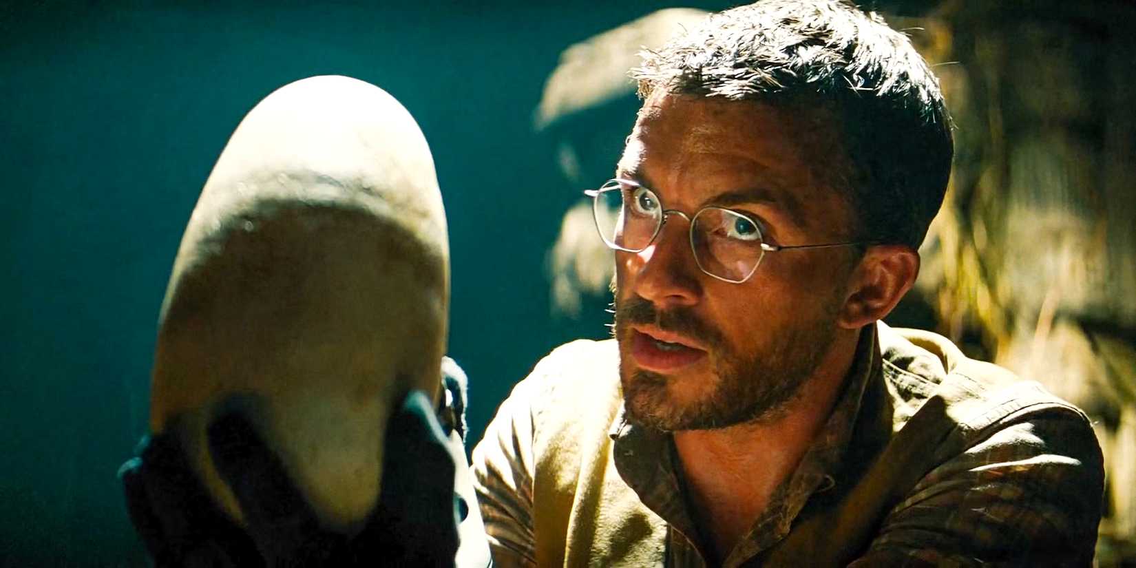 Jonathan Bailey as Henry holding a dinosaur egg in Jurᴀssic World Rebirth.