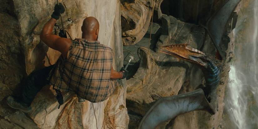LeClerc looking down at a quetzalcoatlus in Jurᴀssic World Rebirth.