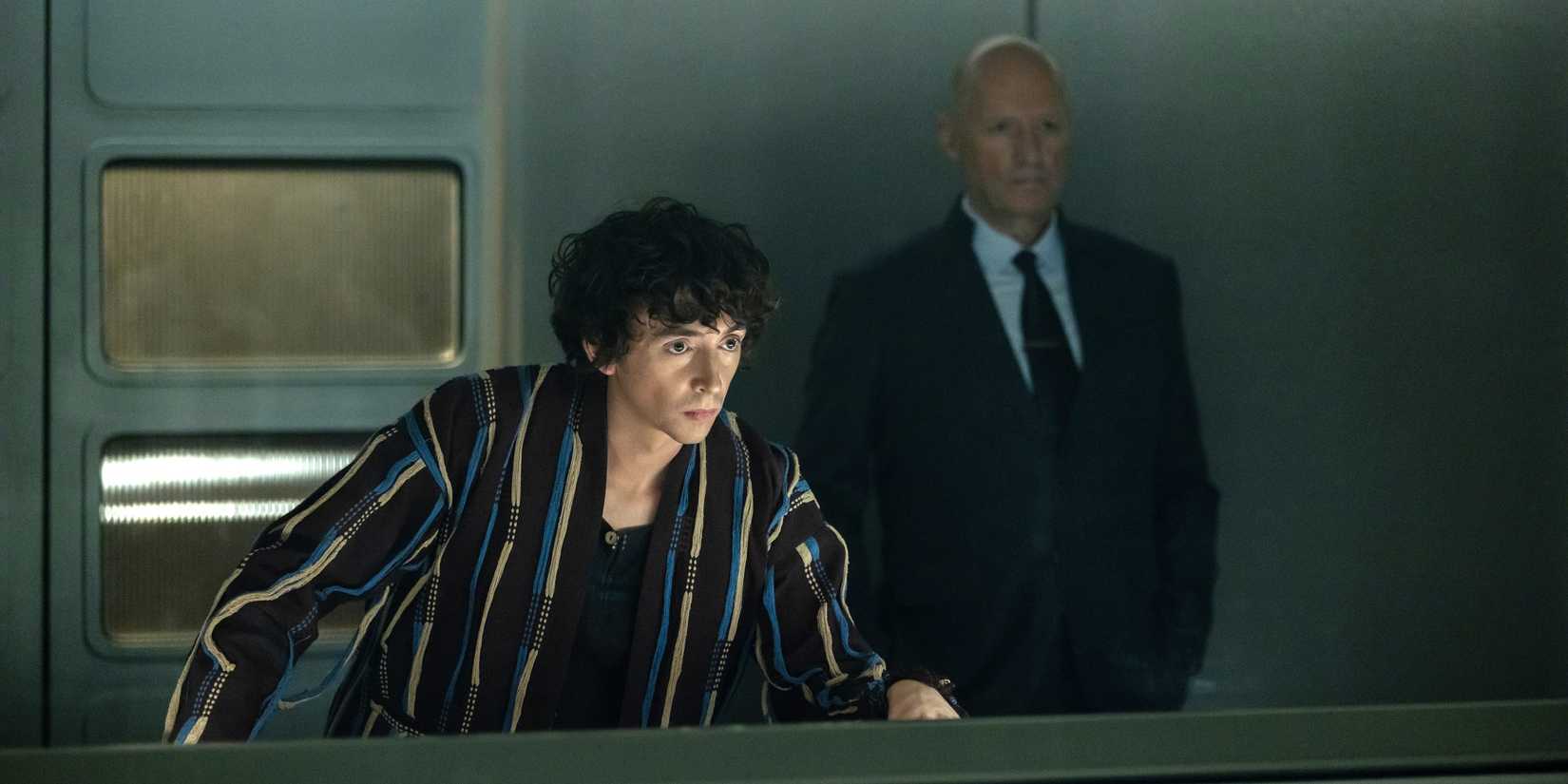 Boy Kavalier (Samuel Blenkin) e Atom Eins (Adrian Edmundson) olhando seriamente sobre um console em Alien: Terra