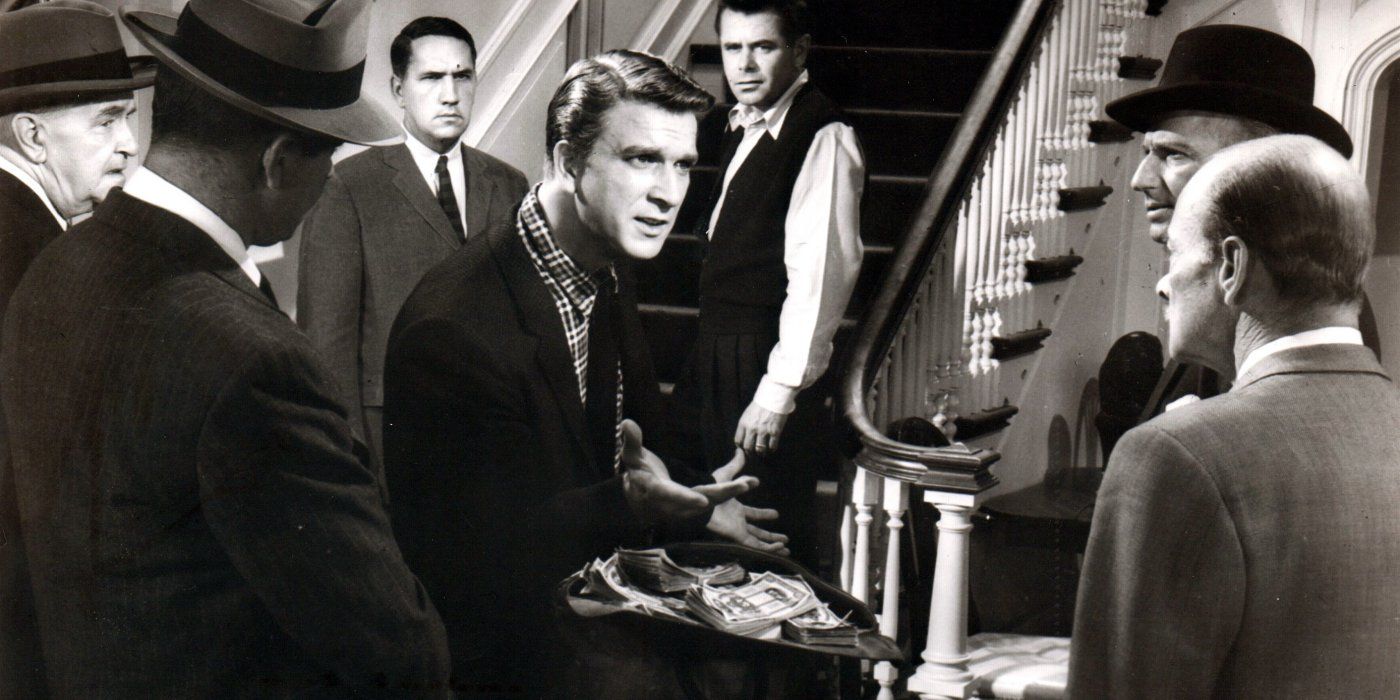 Leslie Nielsen speaks to a policeman in Ransom