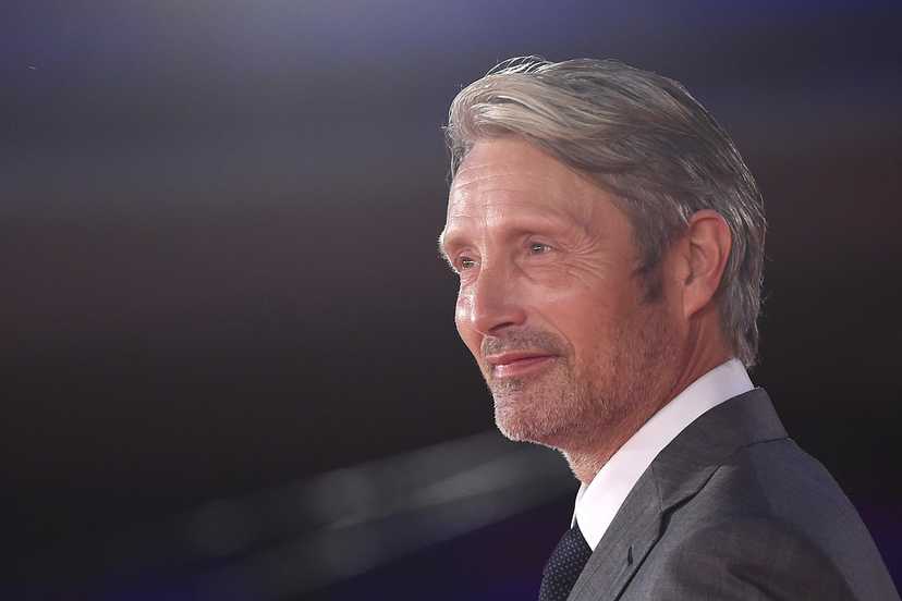 Mads Mikkelsen smiling in Crimes of Grindelwald