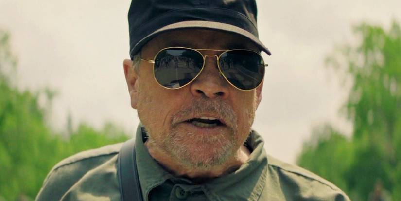 Mark Hamill che indossa occhiali da sole in The Long Walk