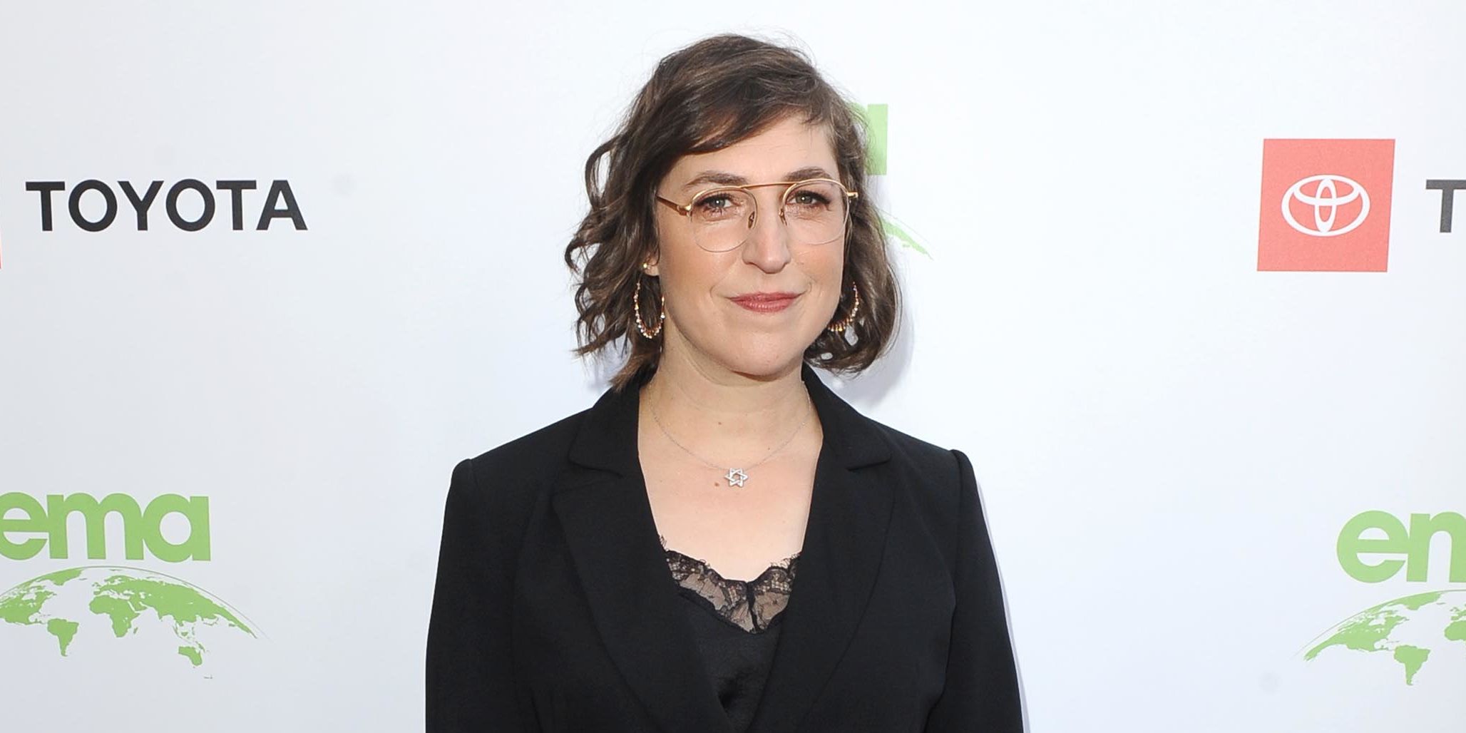 Mayim Bialik triste sul red carpet