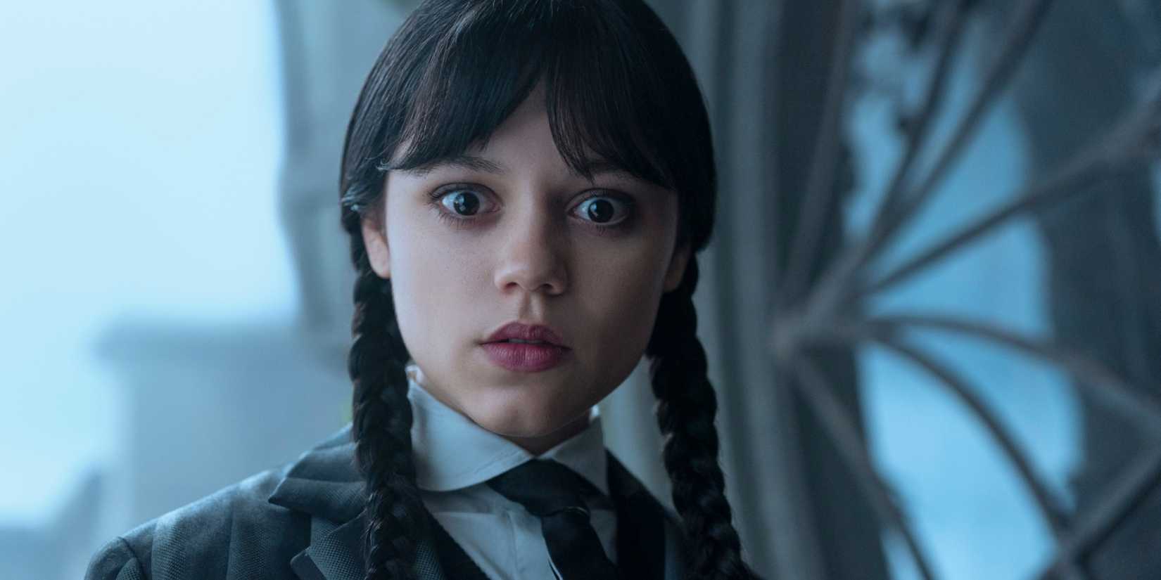 Jenna Ortega como Wednesday luciendo sorprendida en Wednesday de Netflix