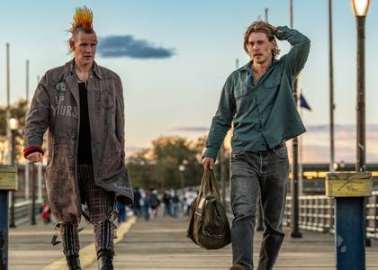 Austin Butler and Matt Smith in Caught Stealing