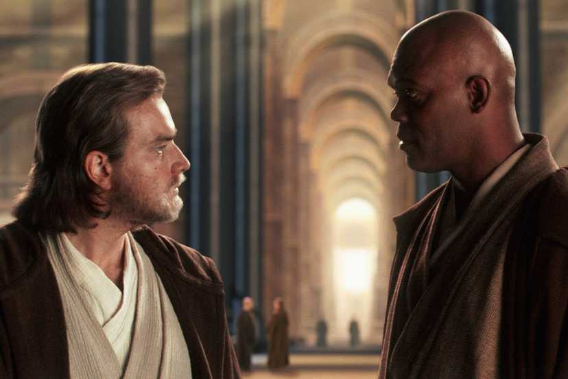 Obi-Wan Kenobi and Mace Windu looking at one another in Attack of the Clones