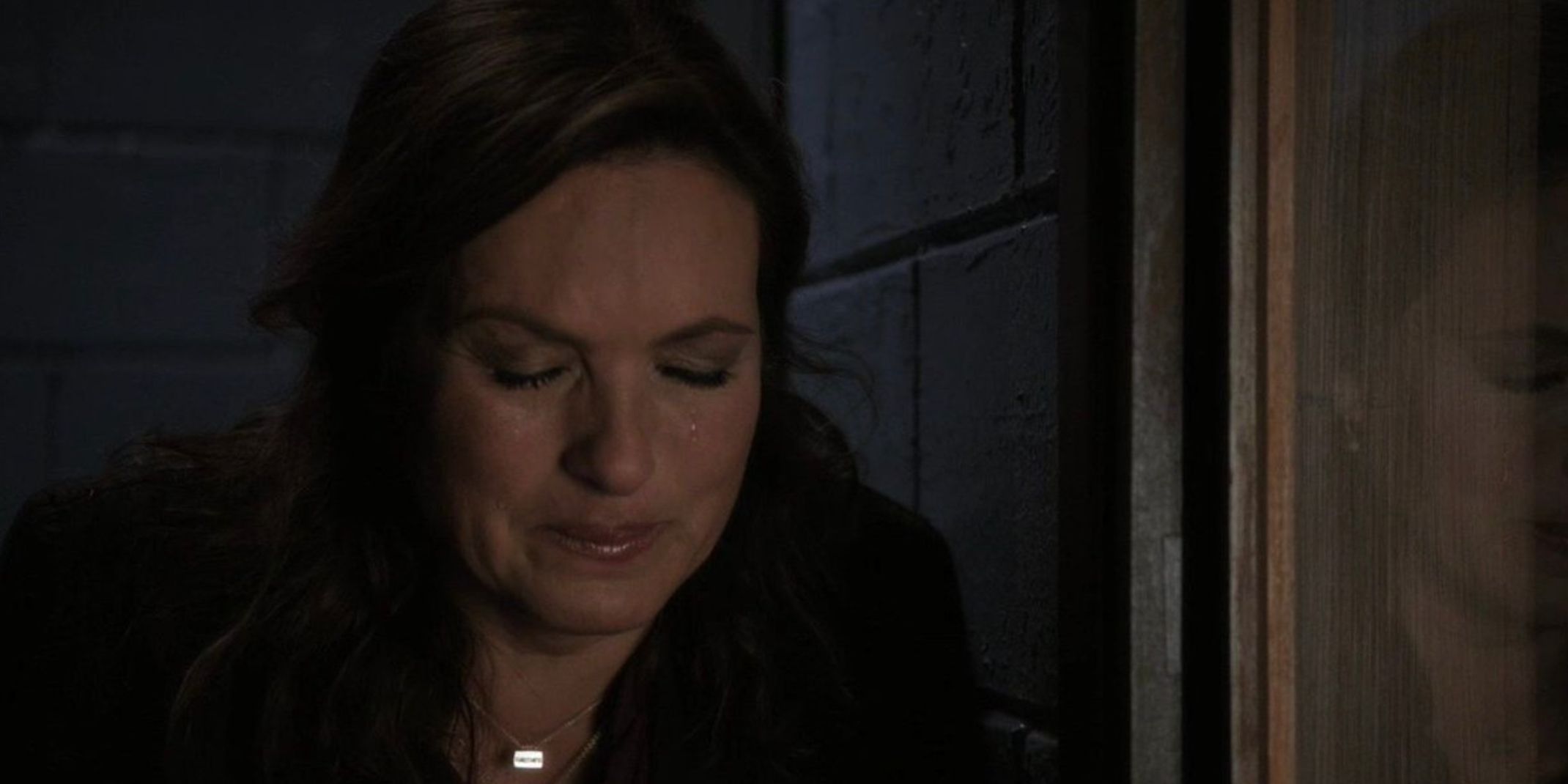 Olivia Benson disperata fuori da una stanza d'interrogatorio