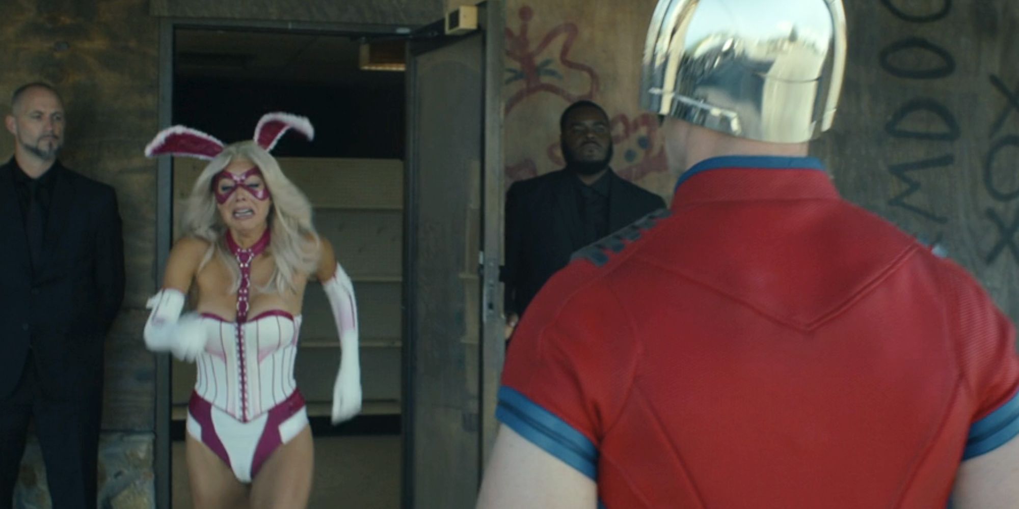 Peacemaker e White Rabbit in Peacemaker Season 2