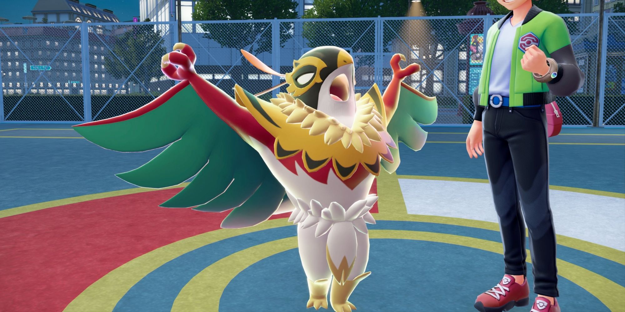 Mega Hawlucha posizionato accanto al suo allenatore