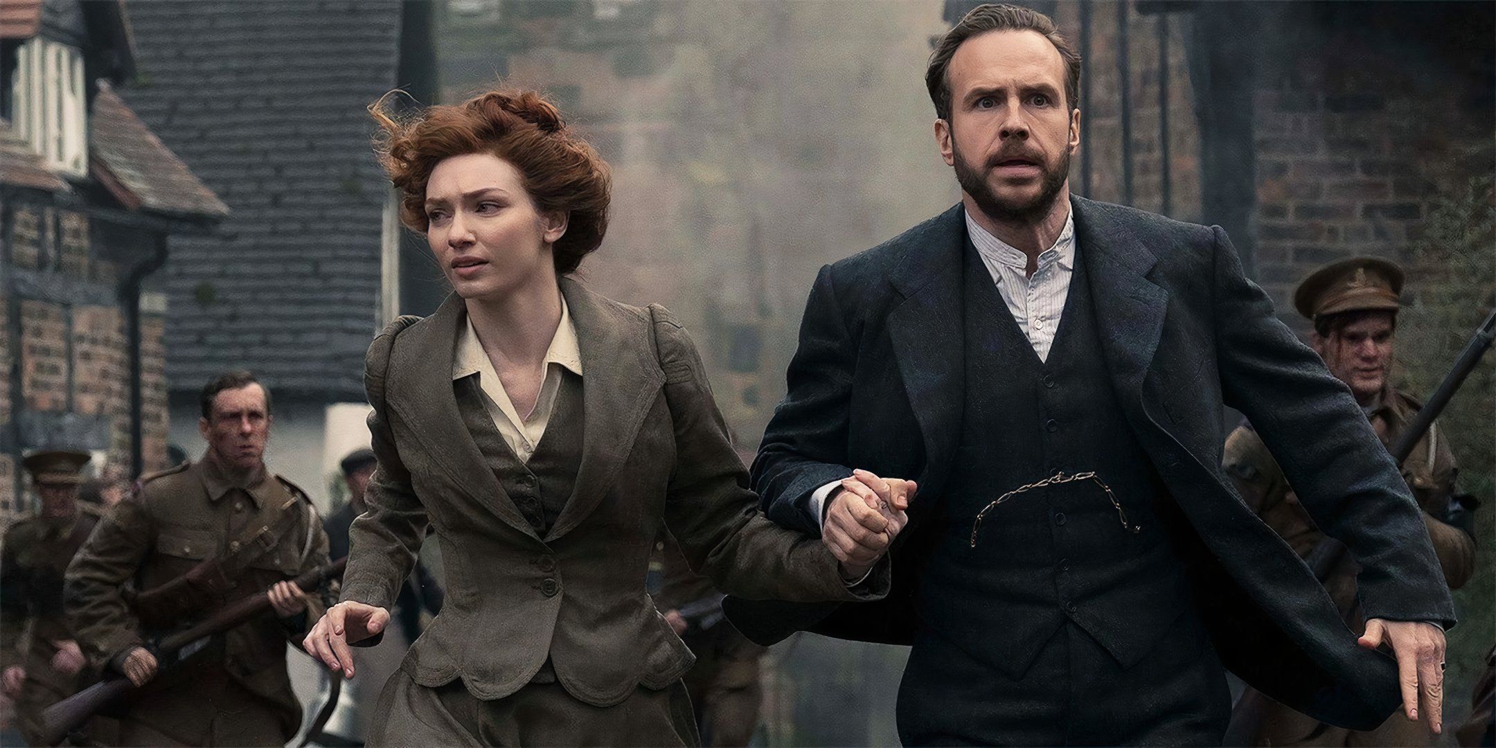Rafe Spall ed Eleanor Thomlineson durante una fuga