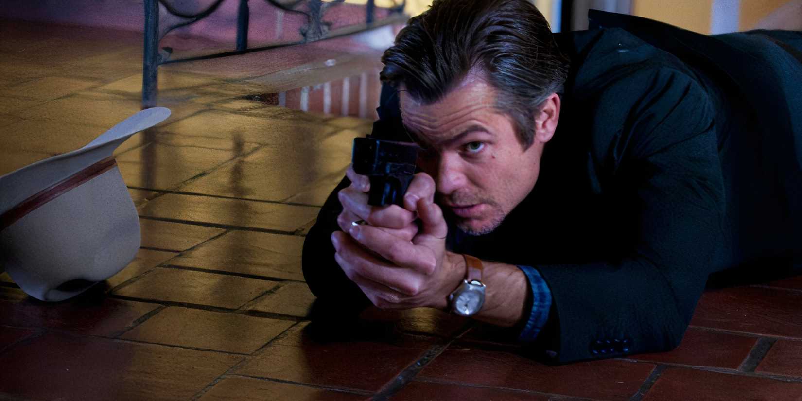Raylan aiming his gun in the Justified episode Fixer