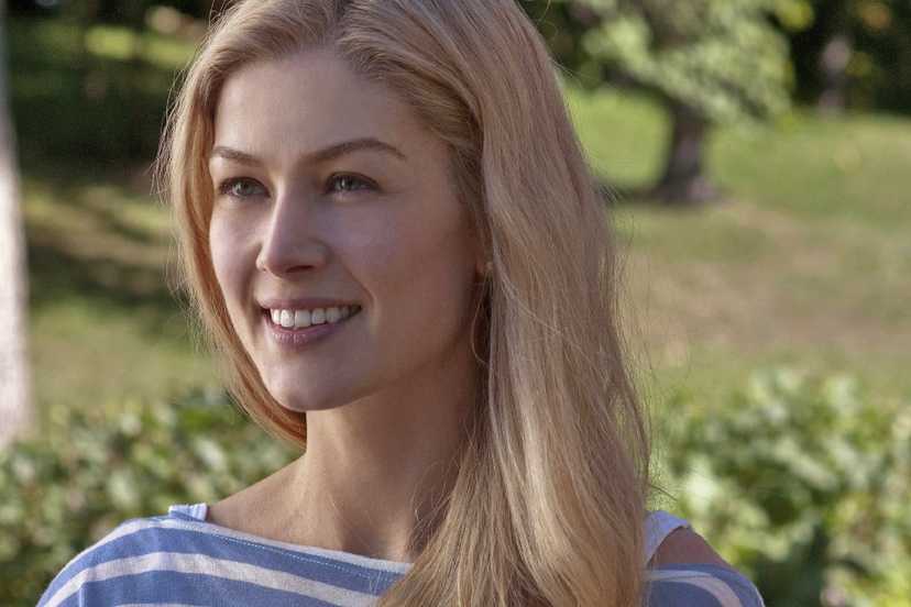 Rosamund Pike smiling in Gone Girl