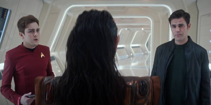 Scotty e Kirk olhando para Vulcan La'an em confusão em Star Trek Strange New Worlds quatro vulcanos e meio
