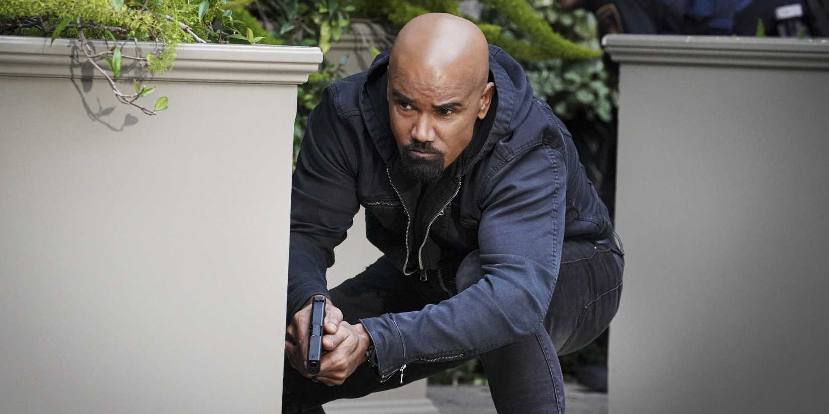 Shemar Moore taking cover in SWAT