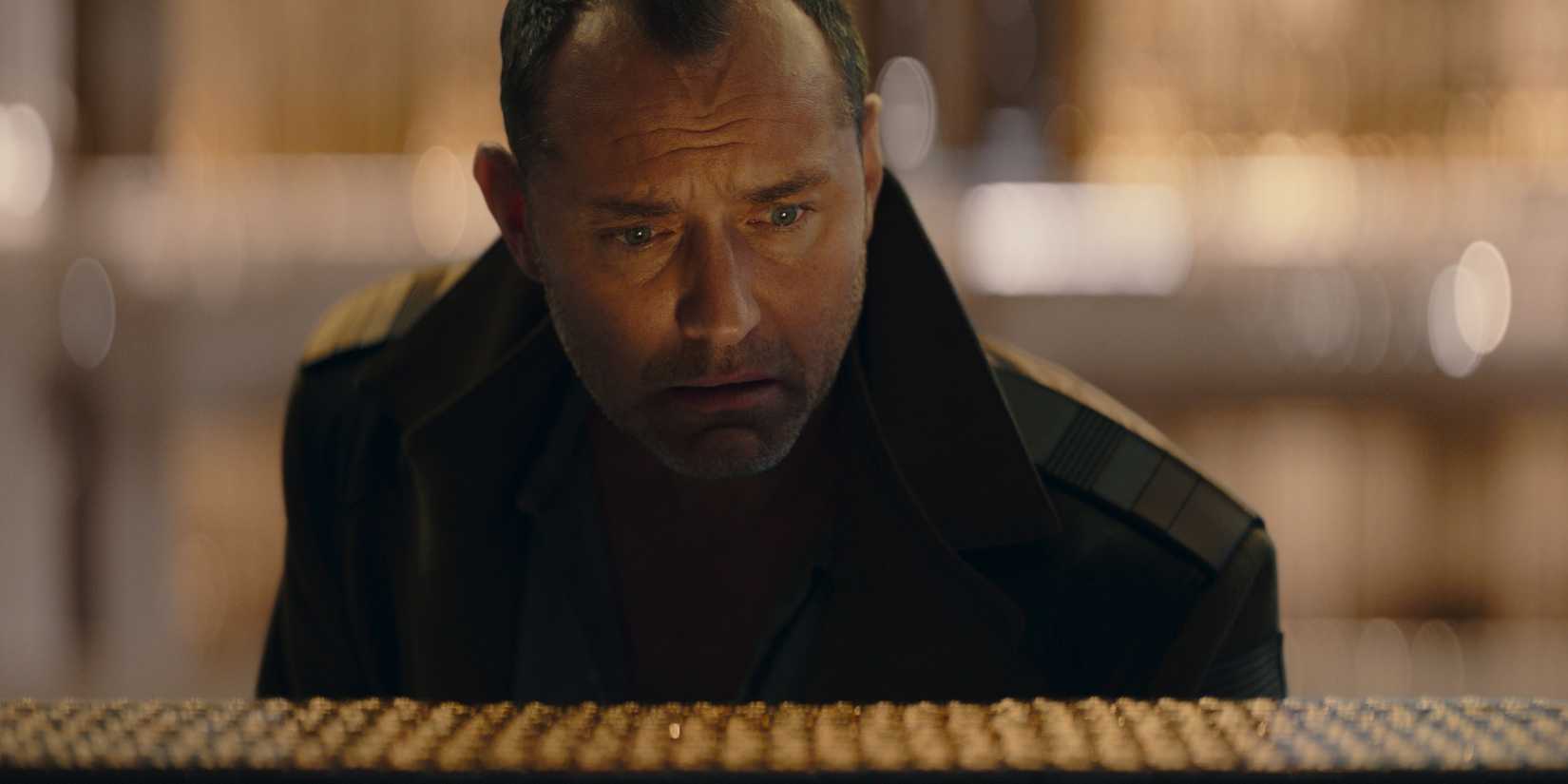 Jod Na Nawood (Jude Law) looking down with a concerned expression in Skeleton Crew