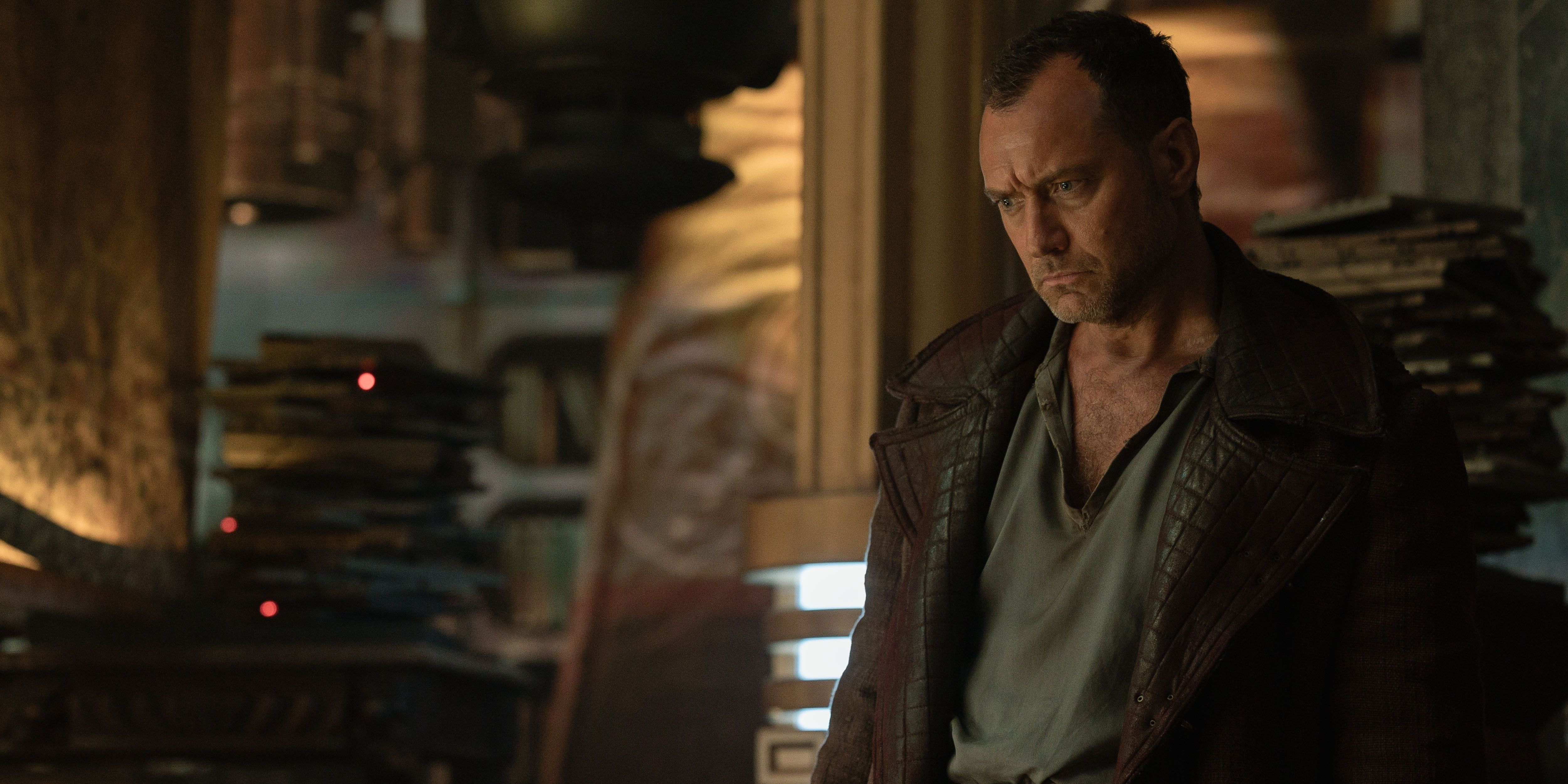 Jod Na Nawood (Jude Law) osserva con espressione seria in Skeleton Crew