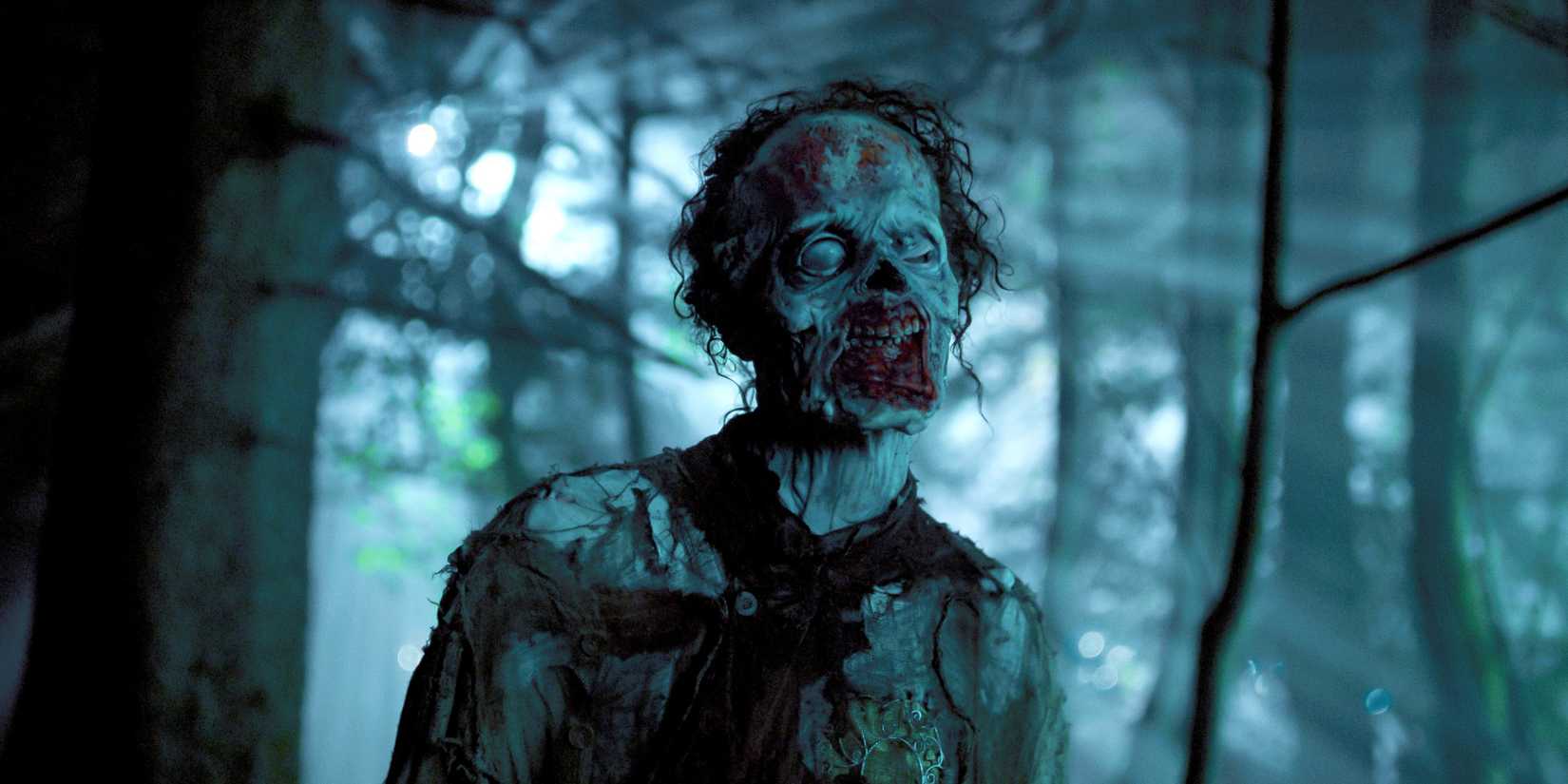 Sorbe al zombi en el bosque en la temporada 2 del miércoles