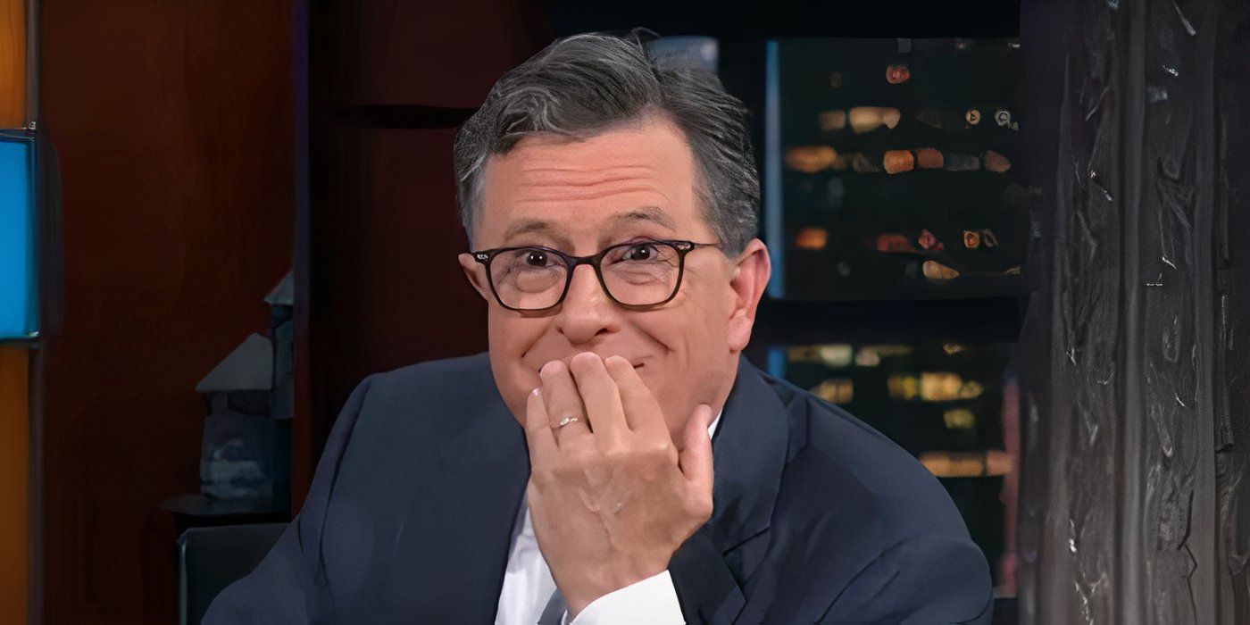 Stephen Colbert copre la bocca in segno di shock dopo aver chiamato erroneamente lo show con il nome sbagliato