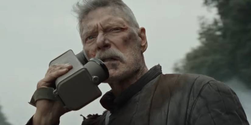 Stephen Lang talking into a receiver in Sisu Road to Revenge