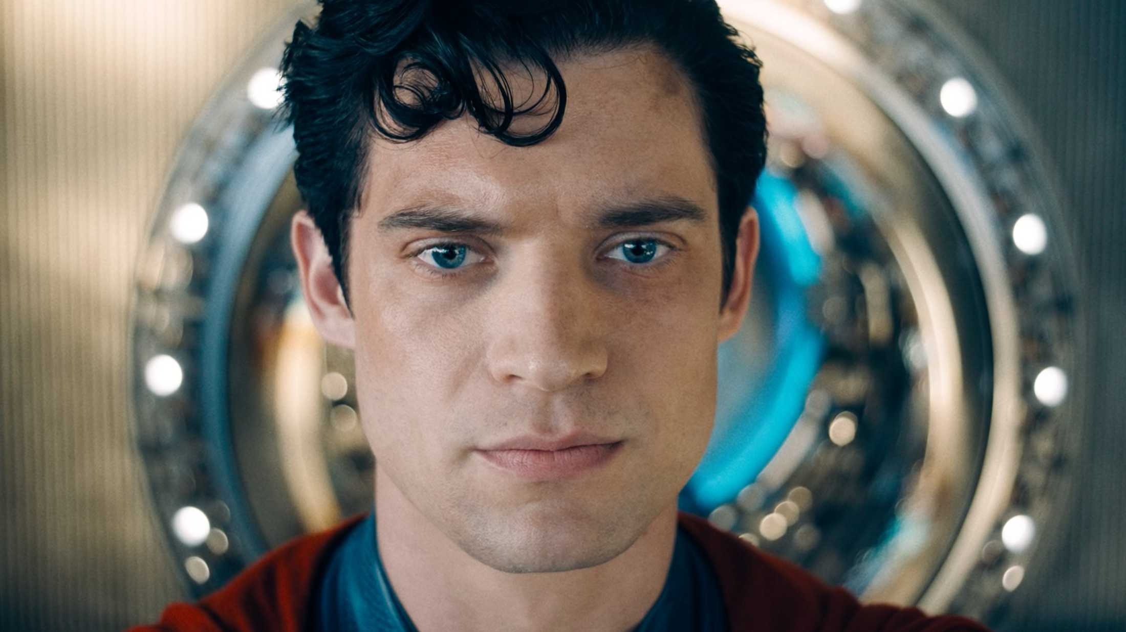 Superman olhando adiante no final do filme do DCU