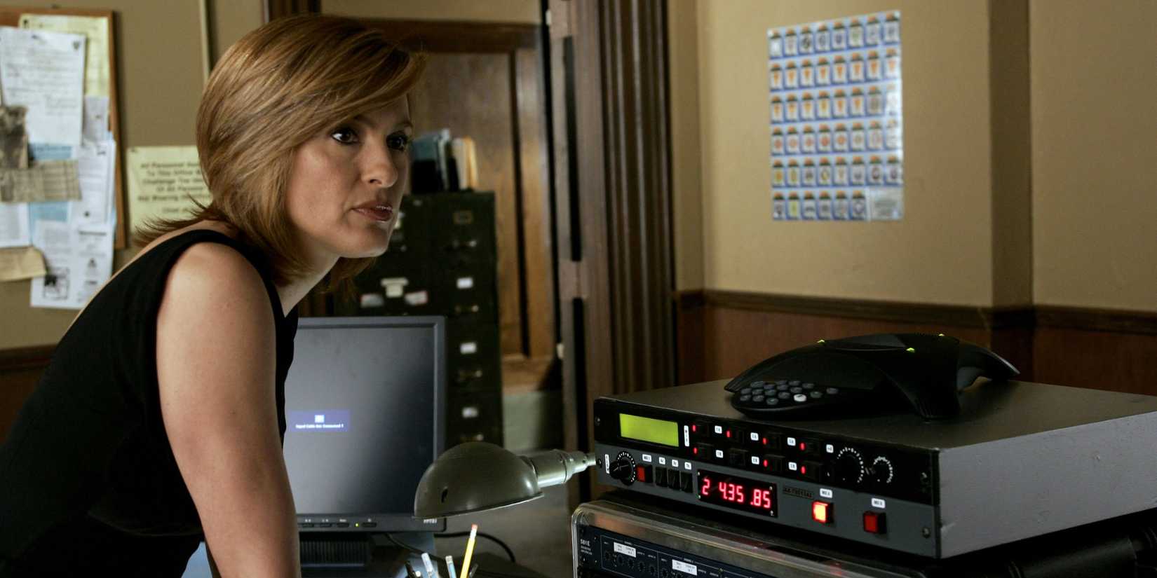 Olivia Benson (Mariska Hargitay) standing at 911 call recoding equipment in the Law & Order: SVU episode "911"
