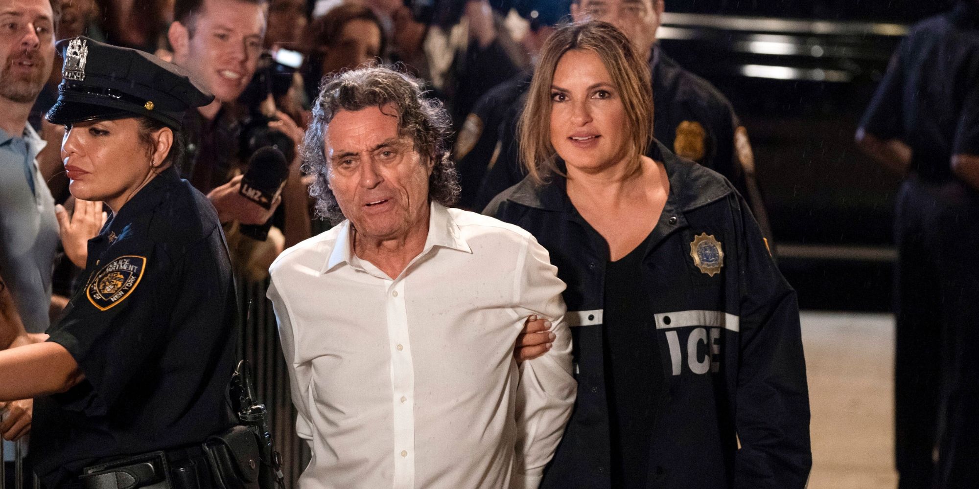 Benson (Mariska Hargitay) conduce un sospetto ammanettato durante l'episodio 'I'm Going To Make You A Star'