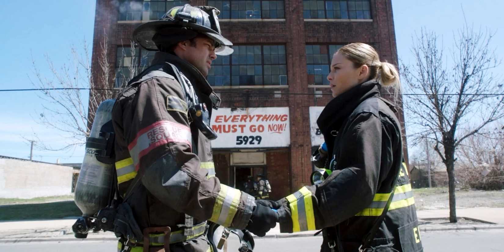 Taylor Kinney as Kelly Severide and Lauren German as Leslie Shay in Chicago Fire season 2, episode 22