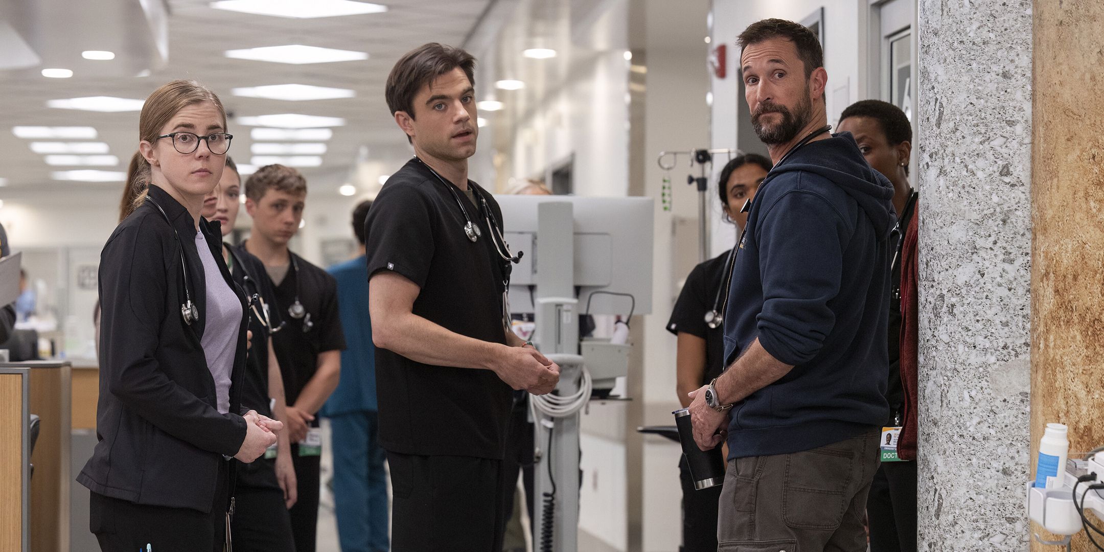I medici in The Pitt con espressioni sorprese