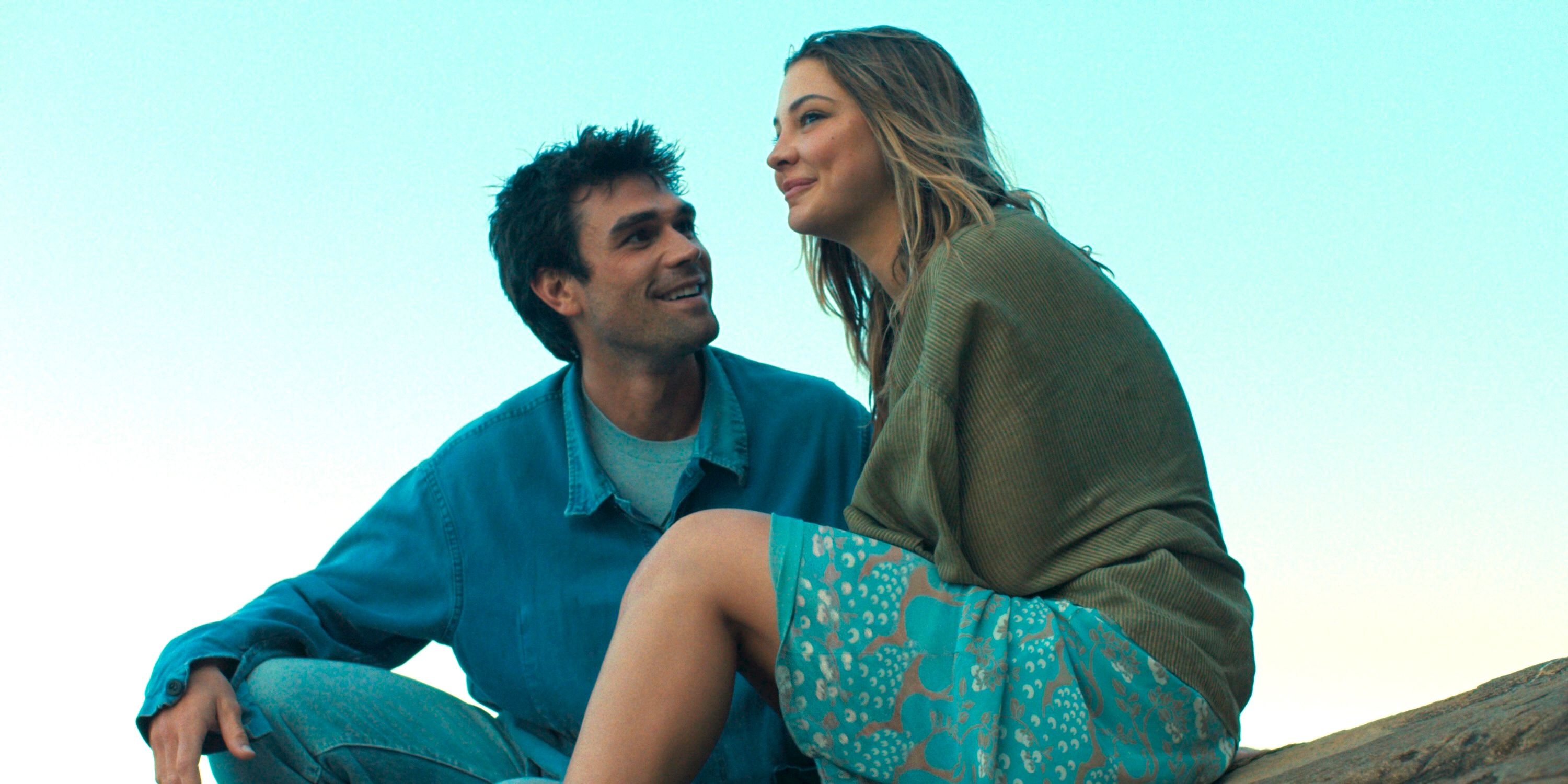 KJ Apa in Madelyn Cline razpravljata o svojih vlogah v 'Riverdale' in 'Outer Banks' ter prejemata pohvale za novo romantično dramo