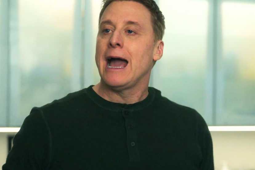 Alan Tudyk pulling a face as Harry Vanderpeigle in Resident Alien