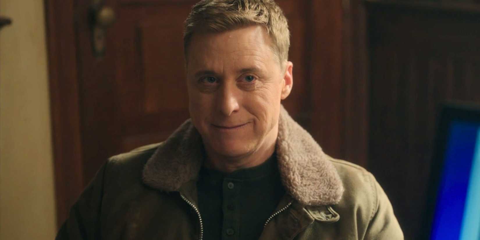 Alan Tudyk smirking as Harry Vanderspeigle in Resident Alien
