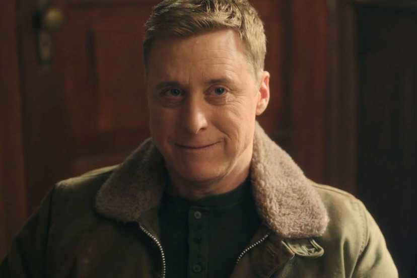 Alan Tudyk smirking as Harry Vanderspeigle in Resident Alien