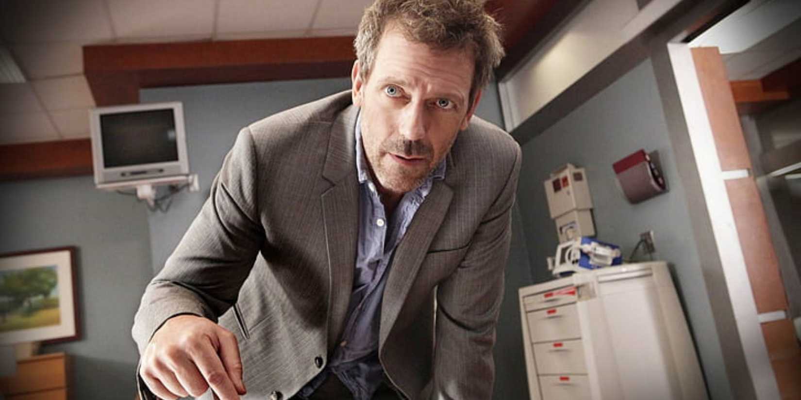 Hugh Laurie nel ruolo del Dottor Gregory House mentre esamina qualcosa in ospedale