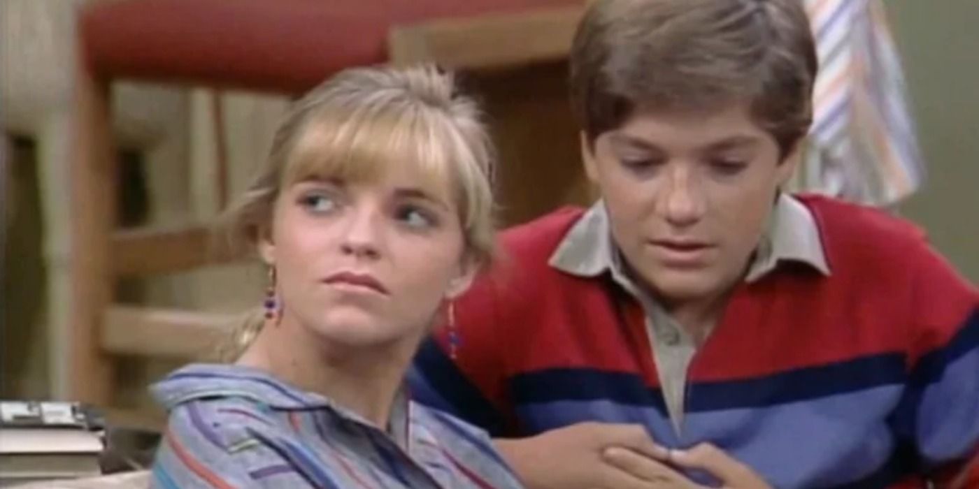 Julie e Matthew che discutono seduti sul divano in "It